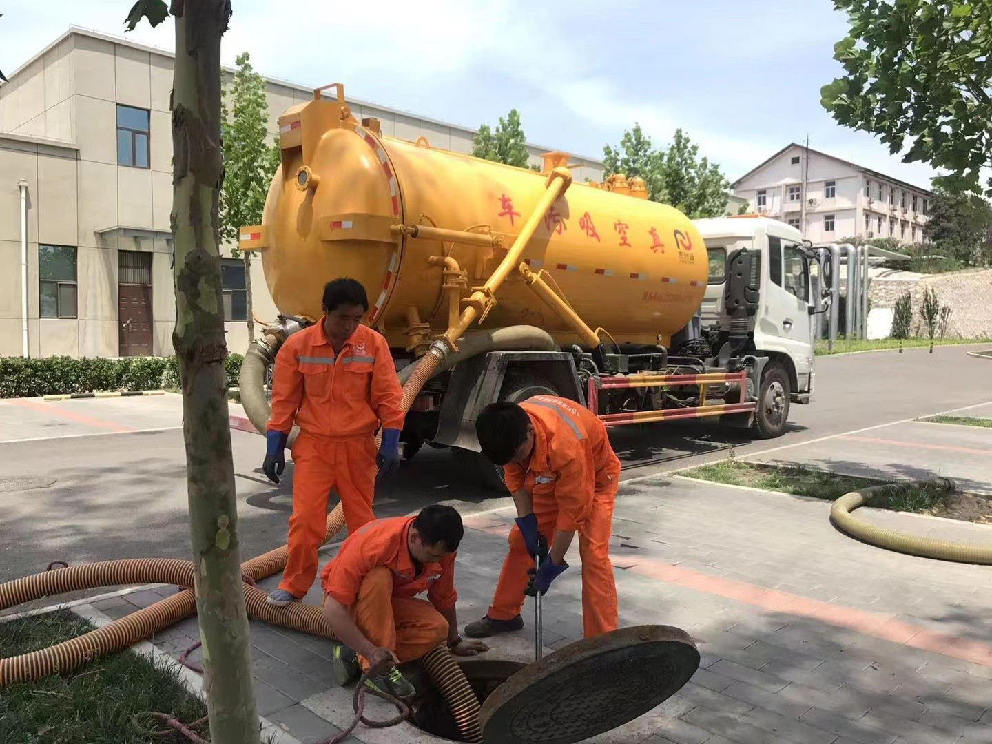 伊宁县管道疏通车停在窨井附近