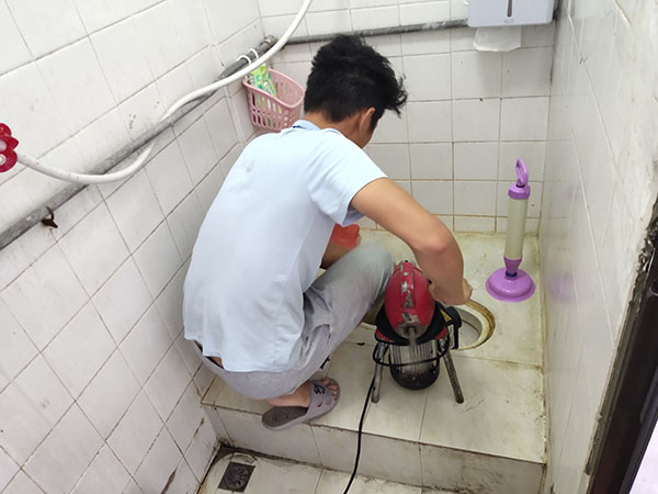 伊宁县管道堵塞冒臭气 专业师傅现场解决问题